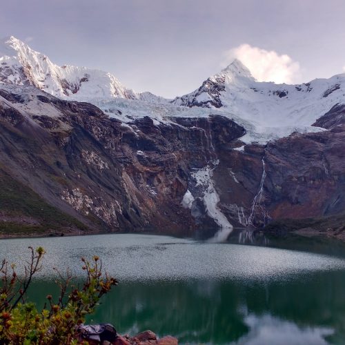 Tullparaju_mountain_and_Tullparaju_lake